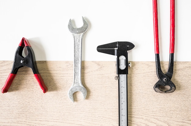 Jak wybrać odpowiednie elektronarzędzia do domowego warsztatu?