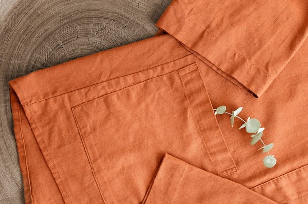 Kreowanie unikalnego stylu: jak łączyć różne materiały w codziennych stylizacjach?