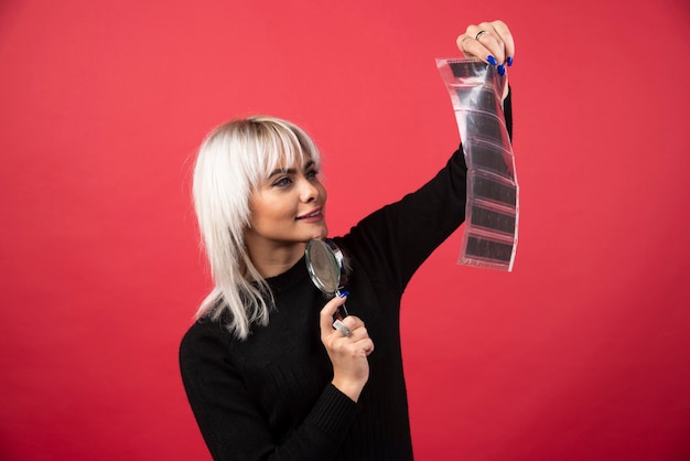 Jak wybrać idealną farbę do włosów, która podkreśli Twój naturalny kolor?